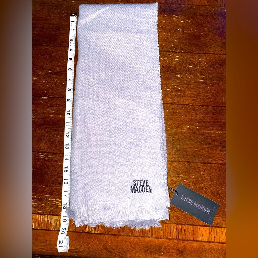NWT- Women’s Steve Madden scarf